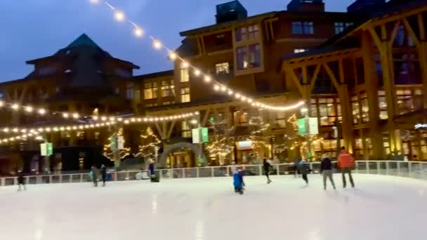 バーモント州ストウマウンテンリゾートのアイススケートリンクへの眺め — ストック動画
