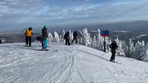 晴れた日と新鮮な雪でストウマウンテンスキーリゾート イーストコストプライムスキーリゾートでエピックパスを持つスキーストウ 12月 アメリカ — ストック動画