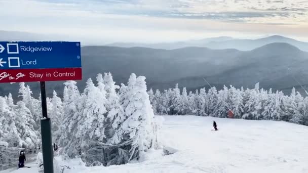 Vídeo Panorâmico Estância Esqui Stowe Montanha Dia Ensolarado Neve Fresca — Vídeo de Stock