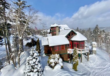 Vermont ABD 'deki Okemo dağ kayak merkezindeki ıslak evler.