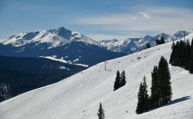 Kayak pisti dışındaki serbest bölge ya da Vail Kayak Tesisi 'nin bakımlı yamacında, CO.