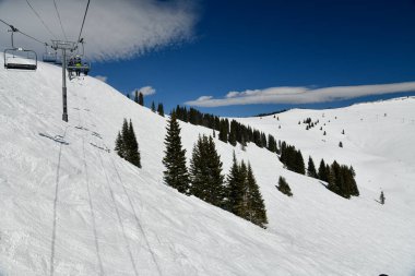 Vail Kayak Merkezi, Colorado 'da güneşli kış gününde sandalye kaldırma