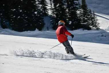 Kayakçı, güneşli bir günde Vail Kayak Merkezi, Colorado 'da yüksek hızda aşağı iniyor.