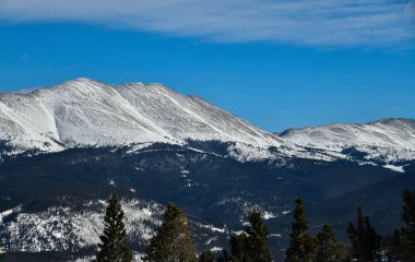 Kışın Breckenridge kayak merkezi Colorado Rocky 'de kar var.