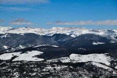 Colorado 'daki Breckenridge kayak merkezine kışın panoramik manzara