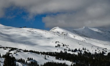 Breckenridge kayak merkezi dağlarına kış panoramik manzarası.