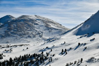 Breckenridge Kayak Tesisindeki dağların panoramik manzarası. Aşırı kış sporları. Breckenridge, Colorado 