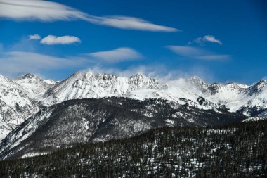 Colorado Rocky Dağları 'nda kış zamanı Vail kayak merkezi..
