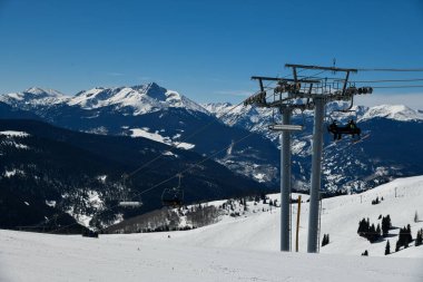 Colorado Rocky Dağları 'nda kış zamanı Vail kayak merkezi - Sandalye kaldırma ve panoramik manzara