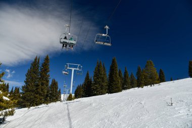 Colorado Rocky Dağları 'nda kış zamanı Vail kayak merkezi..