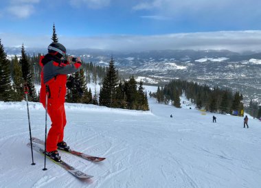 Kayakçı Breckenridge Kayak Resort, Colorado 'nun fotoğrafını çekiyor.