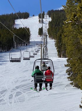 Colorado 'daki Breckenridge Kayak Tesisi' nde koşu sandalyesi kaldırılıyor.