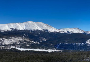 Colorado 'daki Breckenridge kayak merkezinde güneşli güzel bir gün..