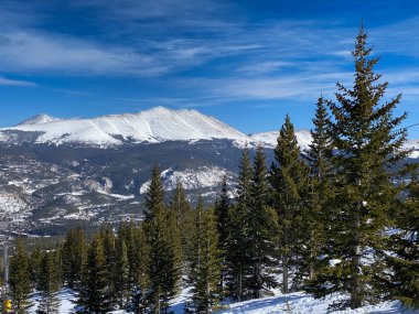 Colorado 'daki Breckenridge Kayak Tesisi' nde kayak.