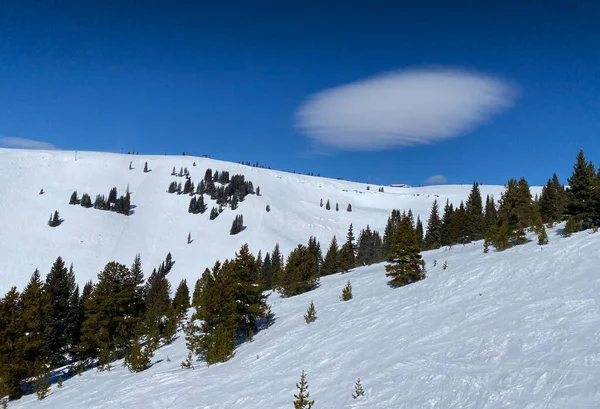 Hermosa Nube Blanca Cima Cresta Montaña Vail —  Fotos de Stock