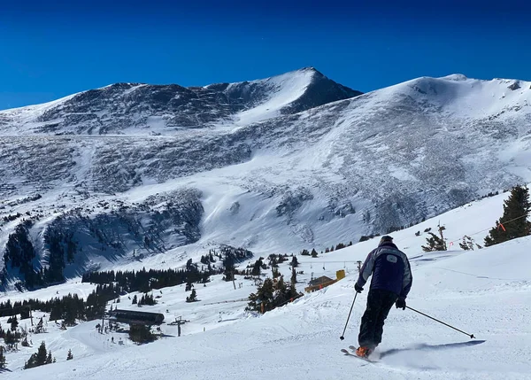 コロラド州のブリッケンリッジスキーリゾートで美しい晴れた日 スキーがトレイルを下って行く — ストック写真