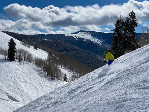 Lyžování Slunečného Dne Lyžařském Středisku Vail Colorado — Stock fotografie