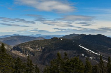Mt. Mt. Stowe kayak merkezindeki Mansfield Vermont Kaçakçıların Yolu Notch 'a gidiyor. # Dağlarda karla, bulutlarla mavi gökyüzüyle #.