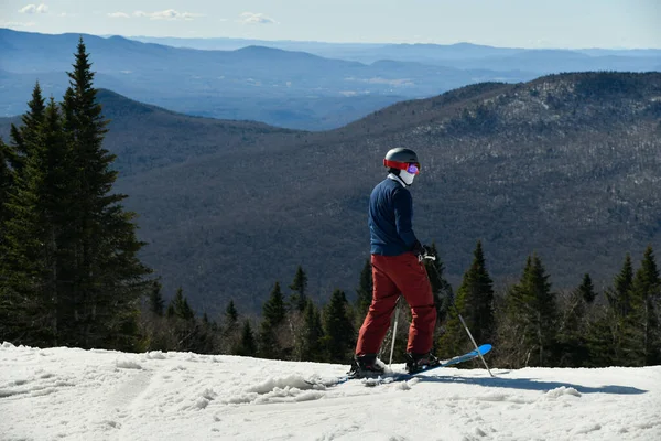 Skier Standing Edge Mountain Stowe Ski Resort Observing Way Slopes — Stock Photo, Image