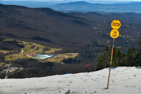 Cuidado Neve Fina Estrada Fechada Esquiadores Avançados Sinaliza Estância Esqui — Fotografia de Stock