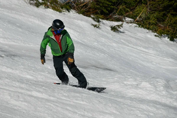 四月中旬温暖的晴天 弗蒙特州的斯托山度假胜地从侧面看去 弗林德滑雪者正在转弯 — 图库照片