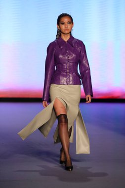 MIAMI BEACH, FLORIDA - 09 Temmuz 2021 'de Miami Beach, Florida' da Paraiso Çadırı 'ndaki Futural Resist FW21 gösterisinde bir model podyumda yürüyor..