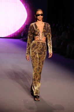 MIAMI BEACH, FLORIDA - 09 Temmuz 2021 'de Miami Beach, Florida' da Paraiso Çadırı 'ndaki Futural Resist FW21 gösterisinde bir model podyumda yürüyor..