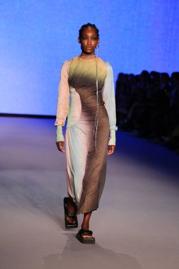 MIAMI BEACH, FLORIDA - 09 Temmuz 2021 'de Miami Beach, Florida' da Paraiso Çadırı 'ndaki Futural Resist FW21 gösterisinde bir model podyumda yürüyor..