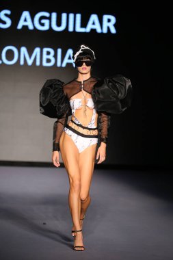 MIAMI BEACH, FLORIDA - 08 Temmuz 2021 'de Miami Beach, Florida' da Miami International University of Art and Design Swim Show için podyumda bir model yürür..