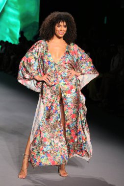 MIAMI BEACH, FLORIDA - 08 Temmuz 2021 'de Miami Beach, Florida' da Paraiso Miami Sahili 'nde Liliana Montoya yüzme pistinde yürür..