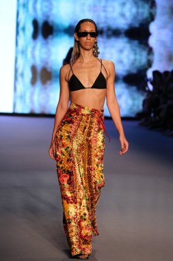 MIAMI BEACH, FLORIDA - 09 Temmuz 2021 'de Miami Beach, Florida' da Paraiso Çadırı 'ndaki Futural Resist FW21 gösterisinde bir model podyumda yürüyor..