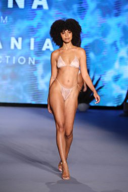 Miami Yüzme Haftası Paraiso Miami Sahili 'nde 9 Temmuz 2021' de Miami Beach, Florida 'da bir manken yeni yüzme markası Neena yüzüşü eşliğinde podyumda yürüyor..