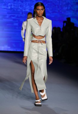 MIAMI BEACH, FLORIDA - 09 Temmuz 2021 'de Miami Beach, Florida' da Paraiso Çadırı 'ndaki Futural Resist FW21 gösterisinde bir model podyumda yürüyor..