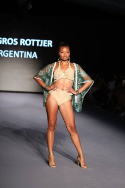 MIAMI BEACH, FLORIDA - 08 Temmuz 2021 'de Miami Beach, Florida' da Miami International University of Art and Design Swim Show için podyumda bir model yürür..