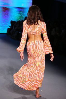 MIAMI BEACH, FLORIDA - 10 Temmuz 2021 'de Miami Beach, Florida' da Paraiso Miami Sahili 'nde Luli Fama için bir model podyumda yürüyor..