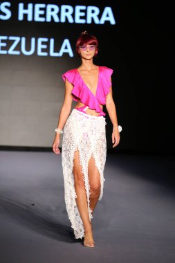 MIAMI BEACH, FLORIDA - 08 Temmuz 2021 'de Miami Beach, Florida' da Miami International University of Art and Design Swim Show için podyumda bir model yürür..