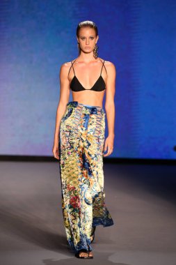 MIAMI BEACH, FLORIDA - 09 Temmuz 2021 'de Miami Beach, Florida' da Paraiso Çadırı 'ndaki Futural Resist FW21 gösterisinde bir model podyumda yürüyor..