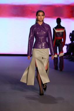 MIAMI BEACH, FLORIDA - 09 Temmuz 2021 'de Miami Beach, Florida' da Paraiso Çadırı 'ndaki Futural Resist FW21 gösterisinde bir model podyumda yürüyor..