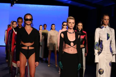 MIAMI BEACH, FLORIDA - 09 Temmuz 2021 'de Miami Beach, Florida' da Paraiso Miami Sahili 'nde Futural Resist FW21 gösterisi poz verdi..