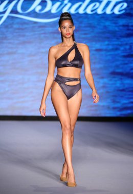 MIAMI BEACH, FLORIDA - 10 Temmuz 2021 'de Miami Beach, Florida' daki Paraiso Çadırı 'nda Bal Birdette için Miami Yüzme Haftası' nda bir model podyumda yürüyor..