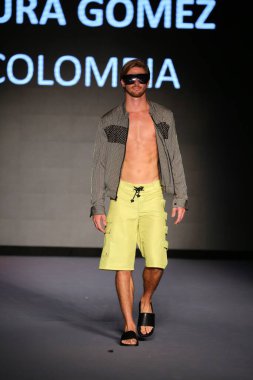 MIAMI BEACH, FLORIDA - 08 Temmuz 2021 'de Miami Beach, Florida' da Miami International University of Art and Design Swim Show için podyumda bir model yürür..