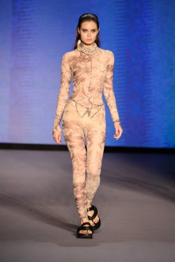 MIAMI BEACH, FLORIDA - 09 Temmuz 2021 'de Miami Beach, Florida' da Paraiso Çadırı 'ndaki Futural Resist FW21 gösterisinde bir model podyumda yürüyor..