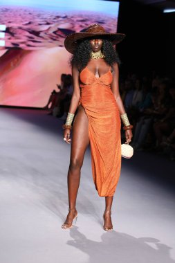 MIAMI BEACH, FLORIDA - 09 Temmuz 2021 'de Miami Beach, Florida' da bir model Bfyne Runway Show için podyumda yürüyor..