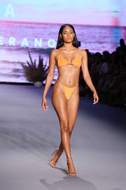 Miami Yüzme Haftası Paraiso Miami Sahili 'nde 9 Temmuz 2021' de Miami Beach, Florida 'da bir manken yeni yüzme markası Neena yüzüşü eşliğinde podyumda yürüyor..