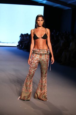 MIAMI BEACH, FLORIDA - 09 Temmuz 2021 'de Miami Beach, Florida' da Paraiso Çadırı 'ndaki Futural Resist FW21 gösterisinde bir model podyumda yürüyor..