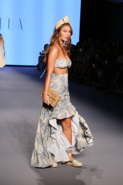 MIAMI BEACH, FLORIDA - 08 Temmuz 2021 'de Miami Beach, Florida' da Paraiso Çadırı 'nda Paraiso Miami Sahili için Mar de Lua Show' u sunan bir model DESTINATION Kolombiya podyumunda yürüyor..