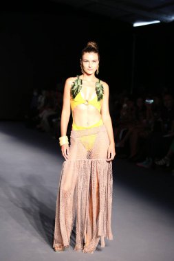 MIAMI BEACH, FLORIDA - 08 Temmuz 2021 'de Miami Beach, Florida' da Miami International University of Art and Design Swim Show için podyumda bir model yürür..