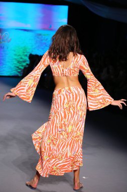 MIAMI BEACH, FLORIDA - 10 Temmuz 2021 'de Miami Beach, Florida' da Paraiso Miami Sahili 'nde Luli Fama için bir model podyumda yürüyor..