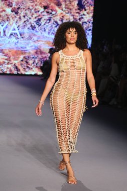 MIAMI BEACH, FLORIDA - 08 Temmuz 2021 'de Miami Beach, Florida' da Paraiso Miami Sahili 'nde Liliana Montoya yüzme pistinde yürür..