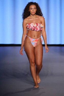 MİAMİ BEACH, FLORIDA - 08 Temmuz 2021 'de Miami Beach, Florida' da Paraiso Miami Sahili 'nde Bahama Mama Show' u sunan Kolombiya için bir model podyumda yürüyor..